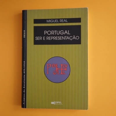 Capa de livro verde com texto preto e branco e círculo azul com texto vermelho