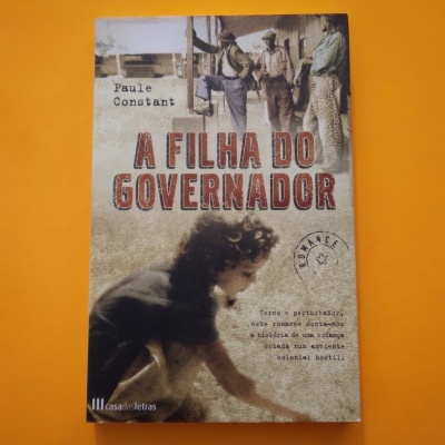 Capa do livro A FILHA DO GOVERNADOR com imagem de menina e homens ao fundo