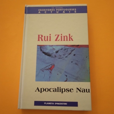 Livro 'Apocalipse Nau' de Rui Zink com capa branca e faixa azul