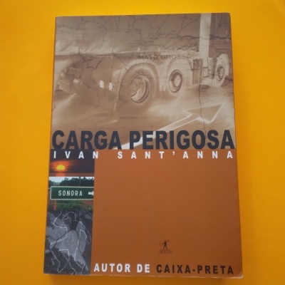 Capa do livro CARGA PERIGOSA de Ivan Sant'Anna sobre fundo amarelo