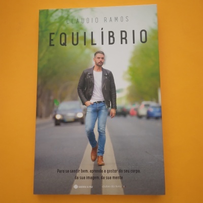 Capa do livro 'Equilíbrio' de Claudio Ramos com homem a caminhar na rua