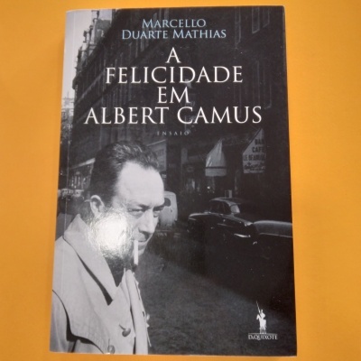 Capa do livro 'A Felicidade em Albert Camus' com foto a preto e branco e fundo amarelo