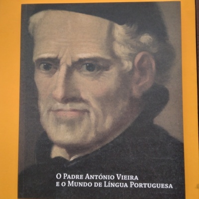 Capa de livro com retrato de Padre António Vieira e texto branco