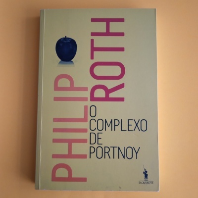 Capa do livro 'O Complexo de Portnoy' de Philip Roth com imagem de uma maçã azul