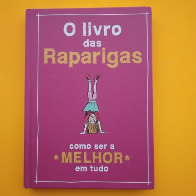 Capa de livro rosa com ilustração de rapariga e texto em branco e dourado