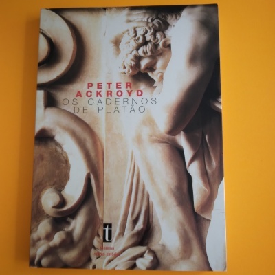 Capa de livro com escultura clássica e texto PETER ACKROYD OS CADERNOS DE PLATÃO