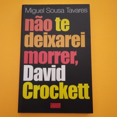 Livro 'não te deixarei morrer, David Crockett' de Miguel Sousa Tavares com capa preta e texto colorido sobre fundo amarelo