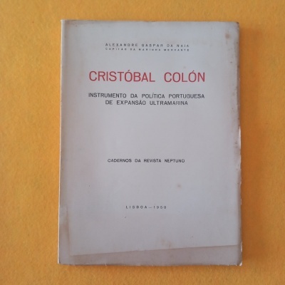 Livro antigo Cristóbal Colón sobre fundo amarelo