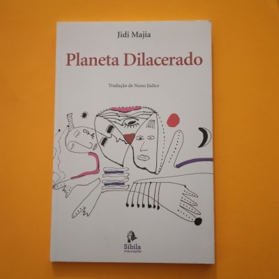 Capa branca de livro 'Planeta Dilacerado' com ilustração abstrata e texto