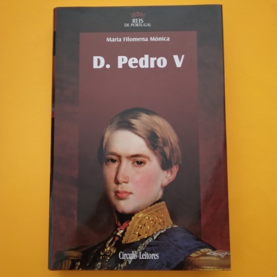 Capa do livro D. Pedro V com retrato de homem em uniforme antigo azul e dourado sobre fundo castanho