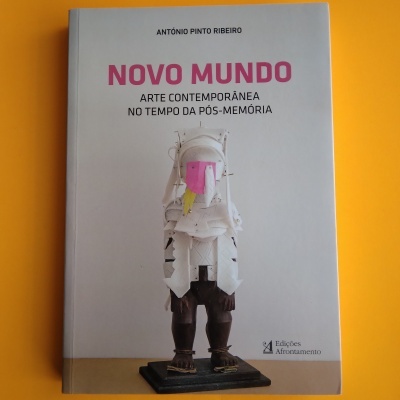 Capa de livro com escultura colorida em fundo branco