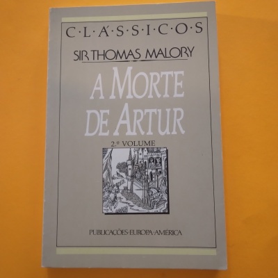 Livro 'A Morte de Artur', de Sir Thomas Malory, capa cinzenta com ilustração de castelo