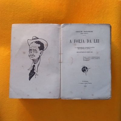 Livro antigo aberto com caricatura e texto em fundo amarelo