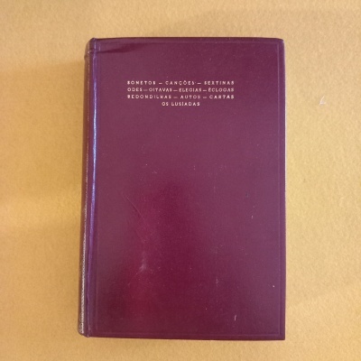 Livro de capa dura vermelho escuro com texto dourado no centro