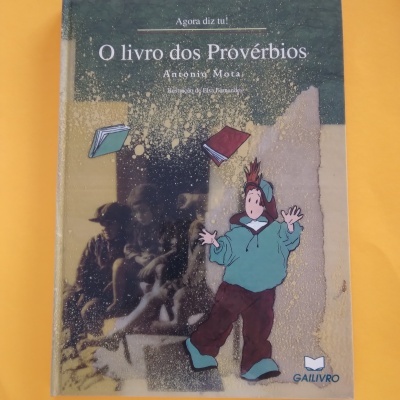 Capa de livro 'O livro dos Provérbios' de António Mota com ilustração cartoon e livros flutuantes