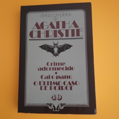 Capa de livro cinza com borda preta e textos em vermelho sobre um fundo amarelo