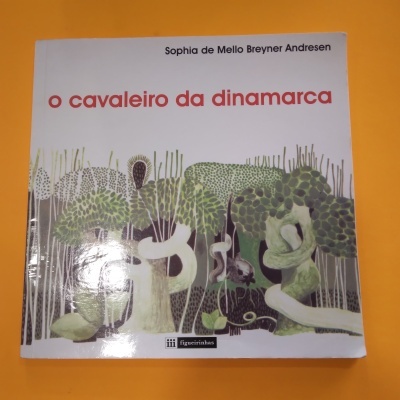 Livro o cavaleiro da dinamarca com ilustração verde de árvores na capa