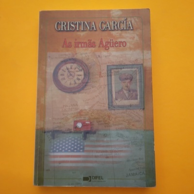 Capa de livro com relógio, fotografia de homem e bandeira dos EUA sobre mapa