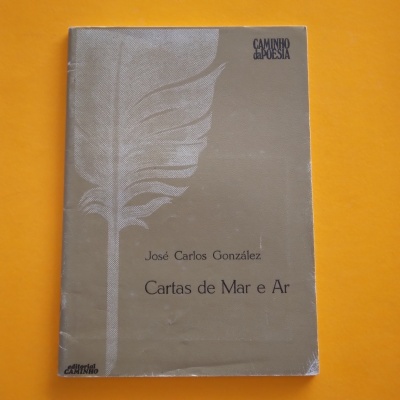 Livro 'Cartas de Mar e Ar' de José Carlos González sobre fundo laranja