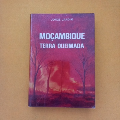 Capa de livro vermelho com título Moçambique Terra Queimada e autor Jorge Jardim