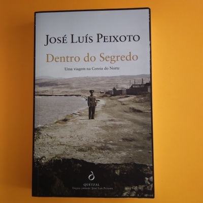 Capa do livro Dentro do Segredo com foto de paisagem costeira e militar
