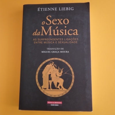 Capa do livro 'O Sexo da Música' sobre fundo amarelo