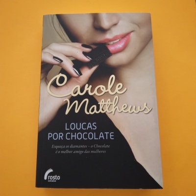 Capa do livro Loucas Por Chocolate de Carole Matthews com imagem de mulher a morder chocolate