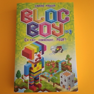 Capa do livro BLOC BOY nº 3 com boneco de blocos coloridos e cenário pixel art