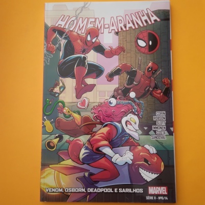 Capa colorida de banda desenhada Homem-Aranha com personagens como Deadpool e texto Marvel