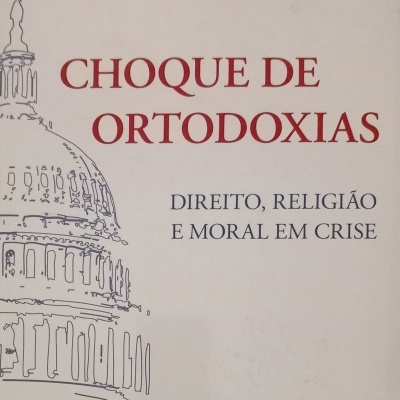 Capa de livro Choque de Ortodoxias com texto e desenho arquitetônico