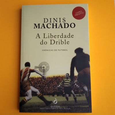 Capa de livro 'A Liberdade do Drible' de Dinis Machado com imagem de futebol