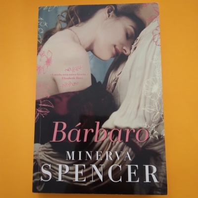 Capa de livro com casal e texto Bárbaro Minerva Spencer