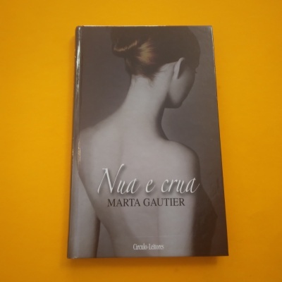 Livro 'Nua e crua' de Marta Gautier com capa cinza e imagem de mulher de costas