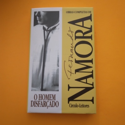 Capa de livro amarelo e branco com texto e imagem em fundo laranja