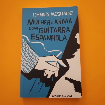 Capa de livro azul com ilustração de mão segurando pistola e texto em preto