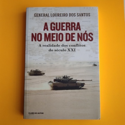Capa de livro com tanques no deserto e texto em destaque
