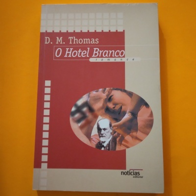 Capa do livro O Hotel Branco de D. M. Thomas com imagem oval e detalhes vermelhos