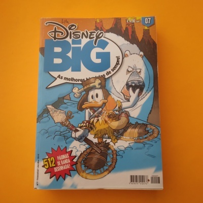 Capa de revista Disney BIG com Pato Donald e urso em estilo pré-histórico sobre fundo azul e laranja