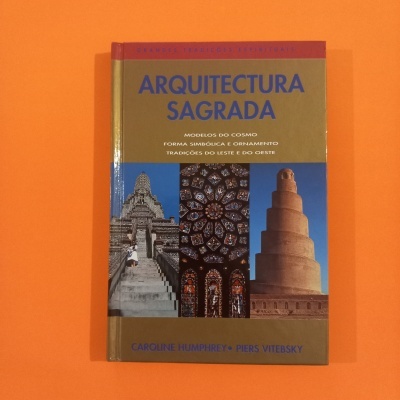 Capa do livro Arquitectura Sagrada com imagens de edifícios antigos e texto em azul sobre fundo castanho e vermelho.