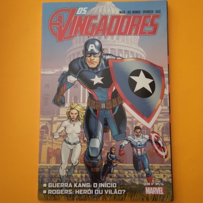 Capa de revista Os Vingadores com Capitão América e textos destacados