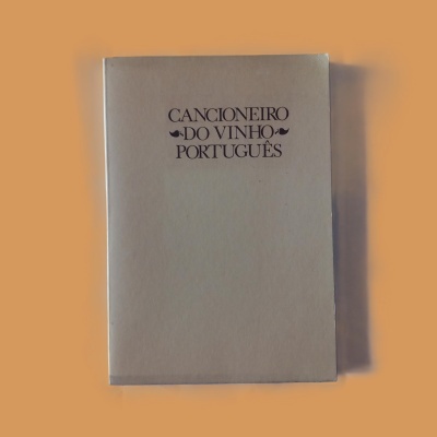 Livro CANCIONEIRO DO VINHO PORTUGUÊS com capa cinzenta e texto preto