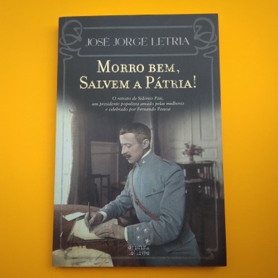 Capa de livro com homem em uniforme militar azul escrevendo à mesa