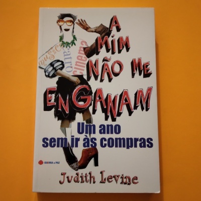 Capa de livro 'A Mím Não Me Enganam' de Judith Levine sobre fundo laranja