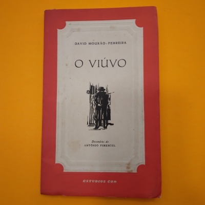 Livro O VIÚVO com capa vermelha e painel branco sobre fundo amarelo