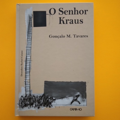 Capa de livro 'O Senhor Kraus' com ilustração em preto e cinza sobre fundo bege