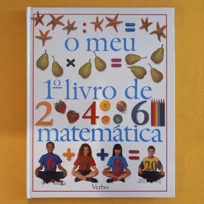 Capa de livro infantil de matemática com ilustrações e crianças sentadas.