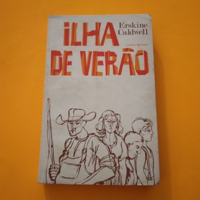 Capa de livro ILHA DE VERÃO de Erskine Caldwell com ilustração de quatro pessoas e fundo laranja