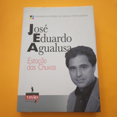 Capa do livro 'Estação das Chuvas' de José Eduardo Agualusa com fotografia do autor.