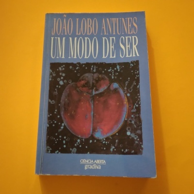 Capa azul de livro 'Um Modo de Ser' com imagem vermelha e preta e texto branco