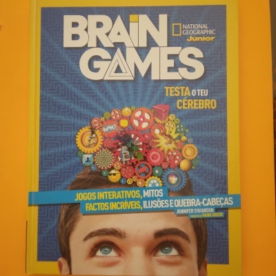 Capa de livro Brain Games National Geographic Junior com engrenagens e texto em português